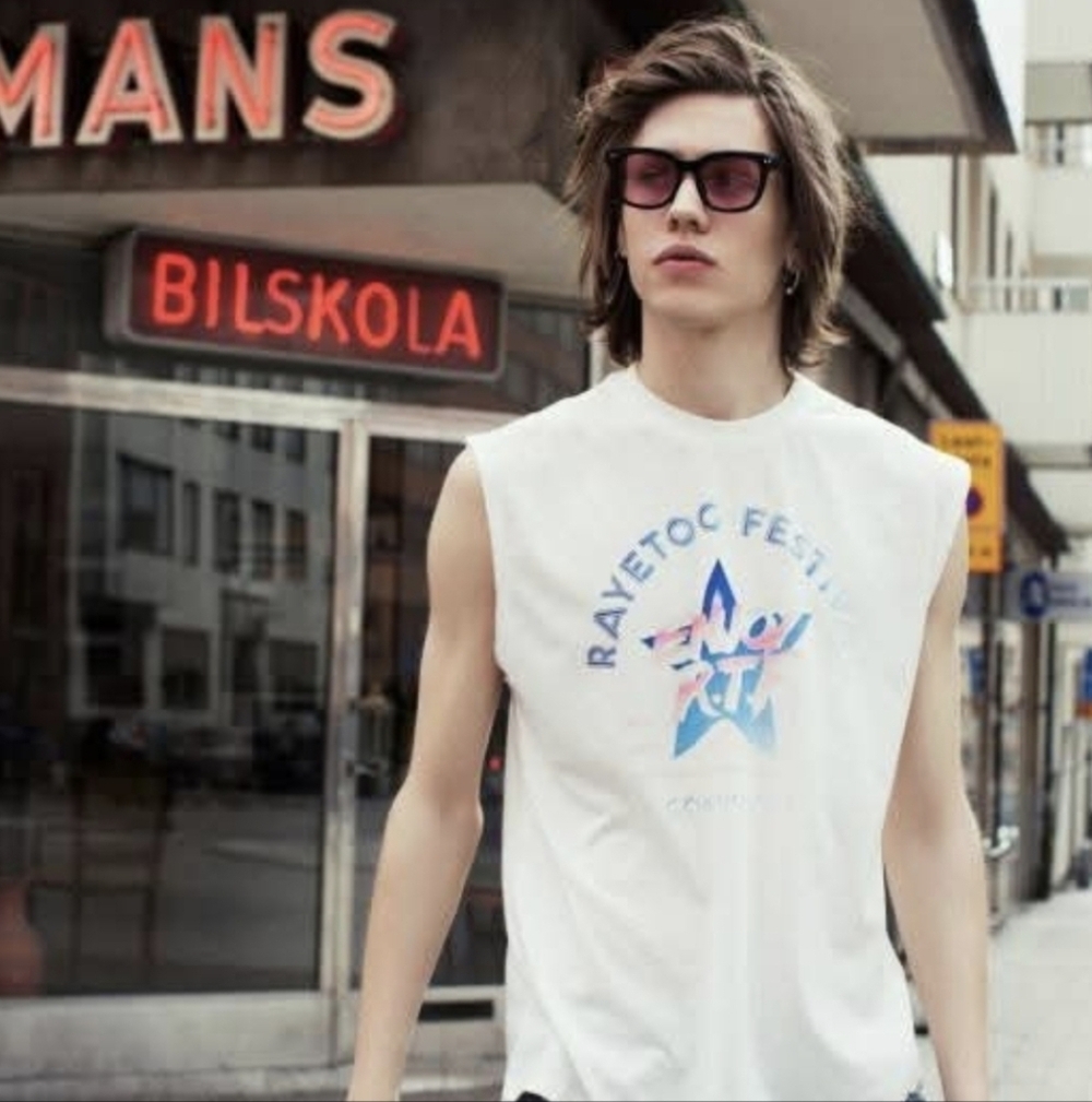 Raye Tog Sleeveless Graphic Shirt